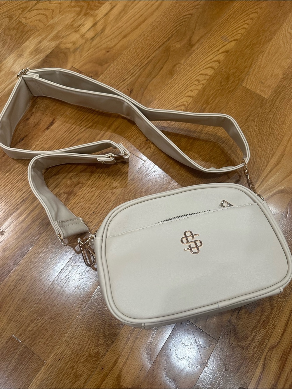 Cream Crossbody Shoulder Bag with Gold Accent
Simply Southern